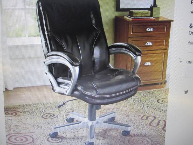 lot 70 image: Executive Pillow-Top Office Chair b...