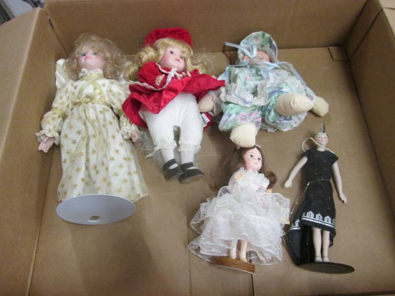 lot 142 image: Lot of 5 Collectible Dolls...