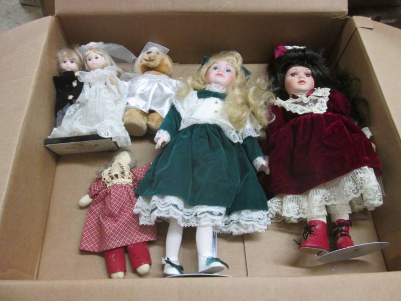 lot 146 image: Lot of 5 Collectible Dolls & Plush...