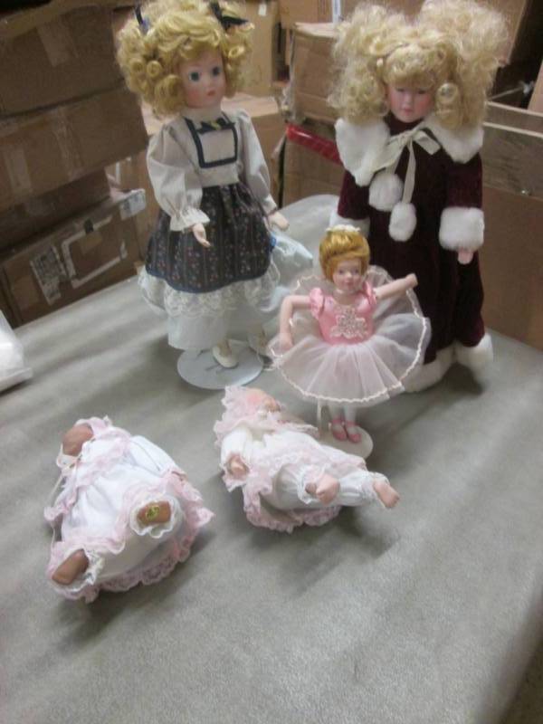 lot 147 image: Lot of 5 Collectible Dolls...