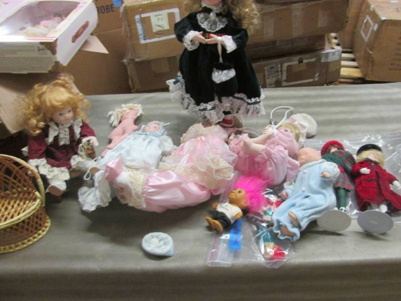lot 150 image: Box of Collectible Dolls & Accessor...