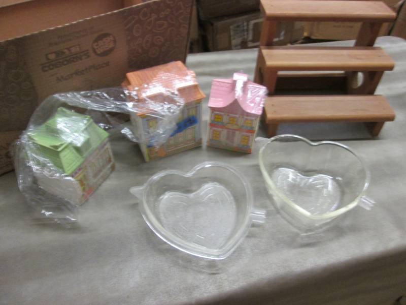 lot 158 image: Wooden Riser Shelf, 2 Heart Shaped ...
