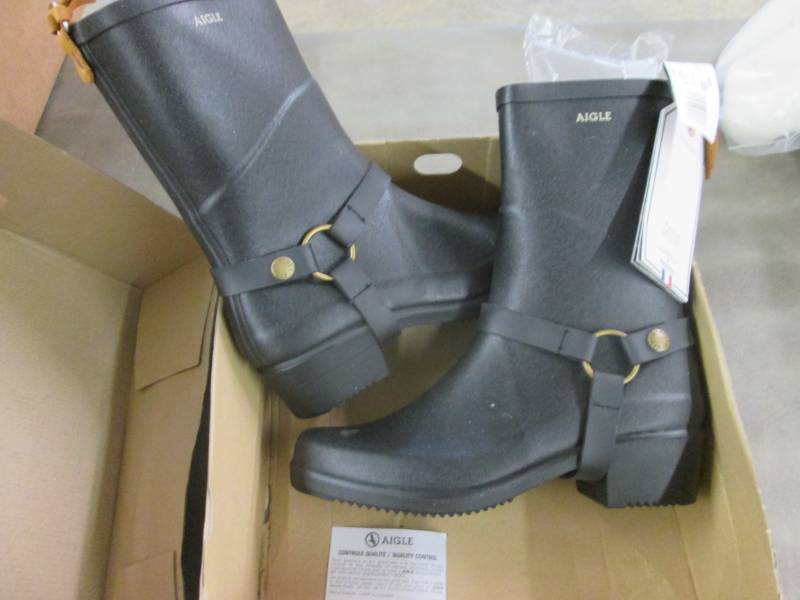 lot 168 image: NIB Aigle Size 40 Ladies Black Boot...