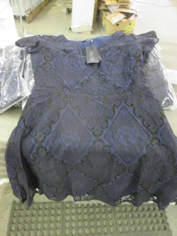 lot 184 image: Lot of 9 Noctflos V-Neck Formal Wra...