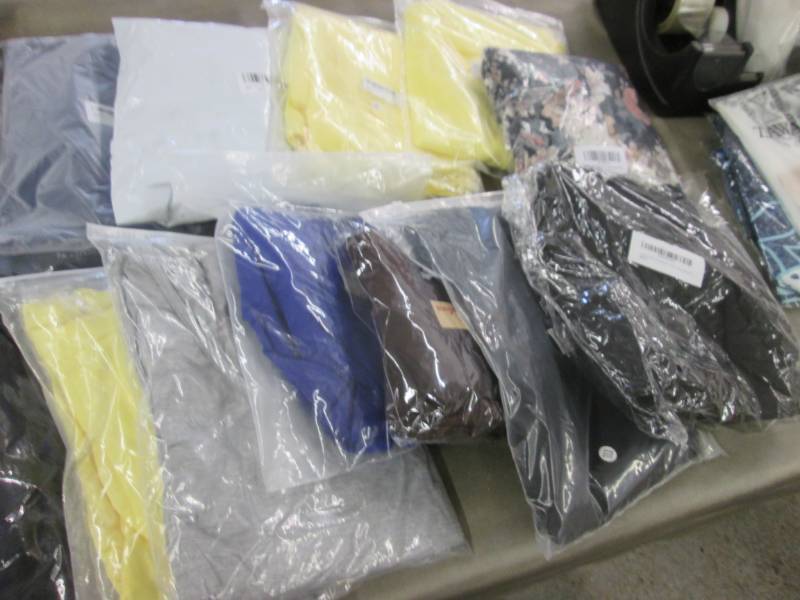 lot 200 image: Lot of 12 Assorted Ladies Dresses N...