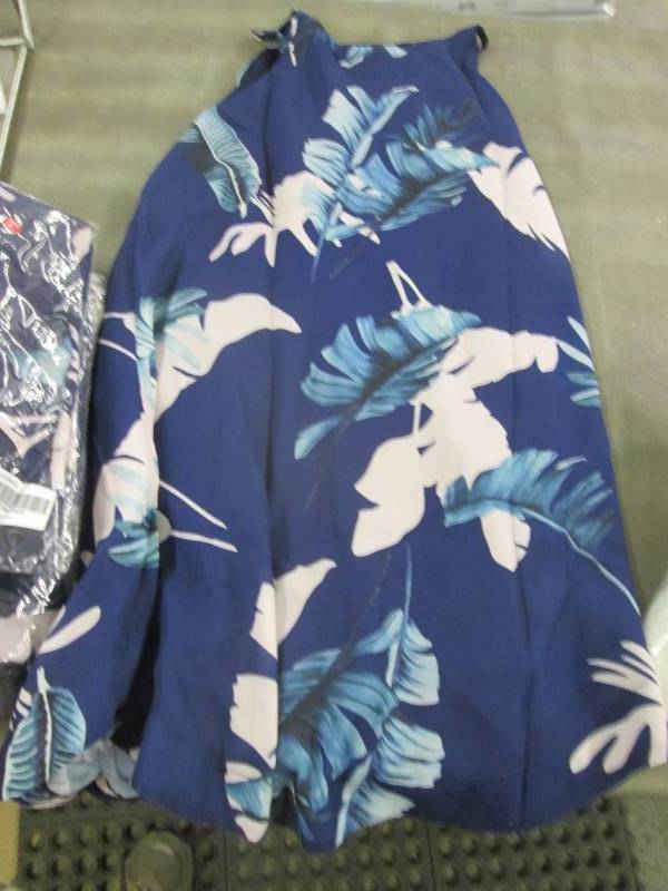 lot 208 image: 16 Large & XL Ladies Tops...