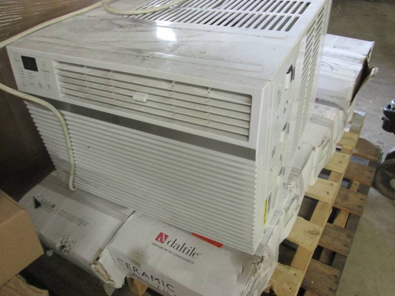 lot 215 image: GE 10,200 BTU 115-Volt Built-In Coo...