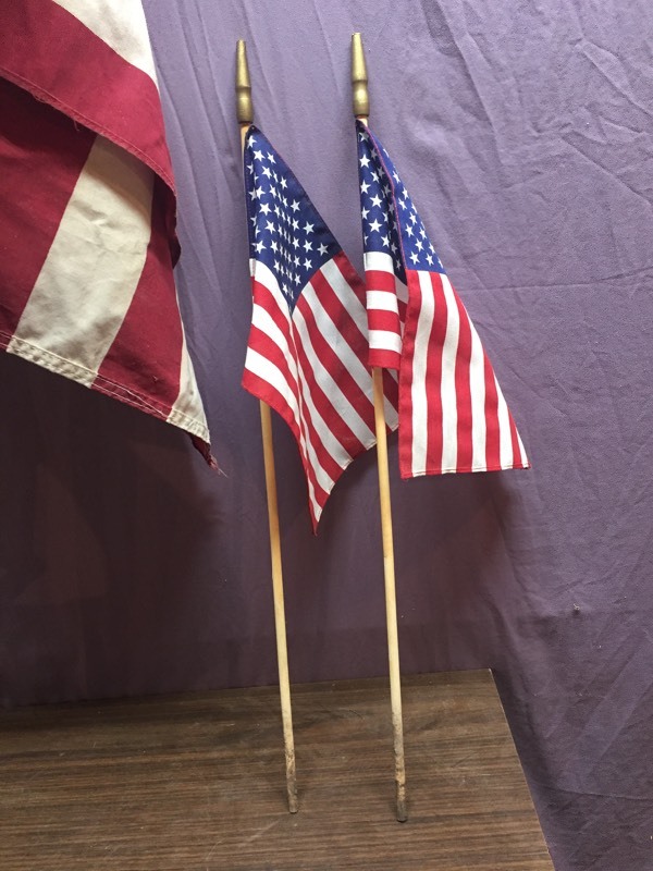 lot 35 image: US Flags