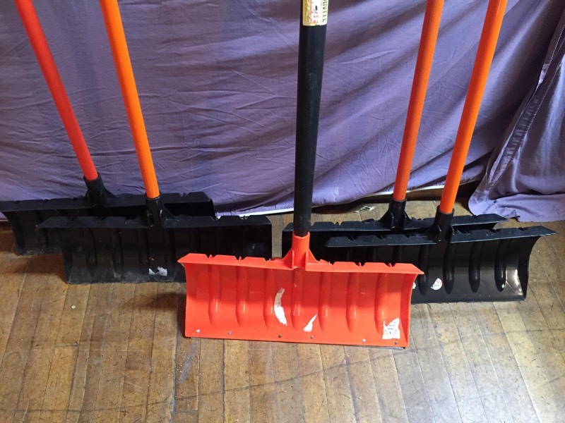 lot 49 image: Snow Shovels