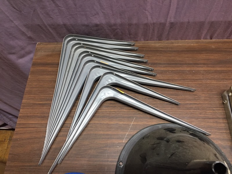 lot 54 image: Auto Items & Shelf Brackets