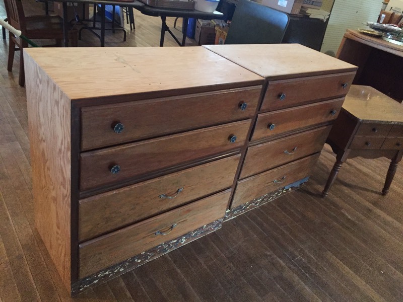 lot 61 image: 2 Dressers & End Table