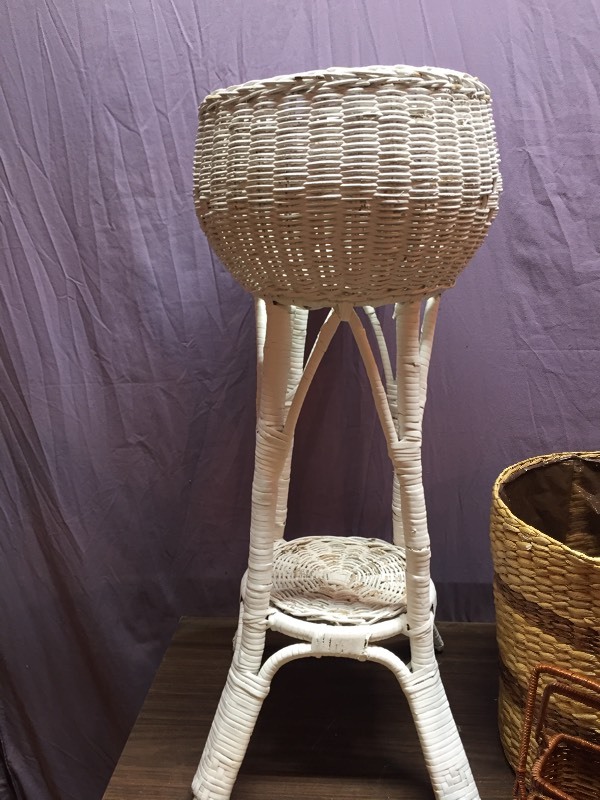 lot 86 image: Wicker Pot Holder, Basket and Trays