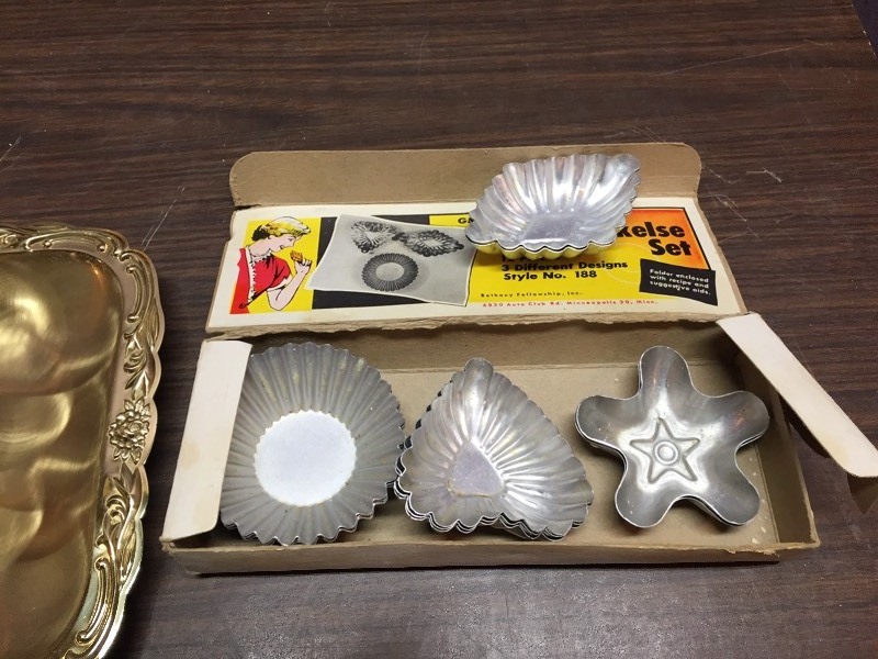 lot 87 image: Sandbakkelse Set & Brass Serving Tray
