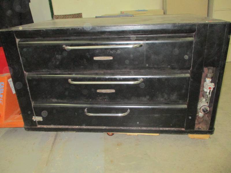lot 11 image: BLODGETTE Pizza commercial oven GAS missing trays inside for one shelf as is  not tested