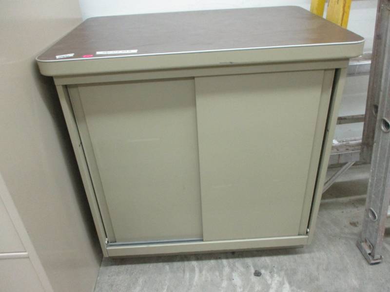 lot 24 image: Nice Metal Cabinet 29 x 21 x 29
