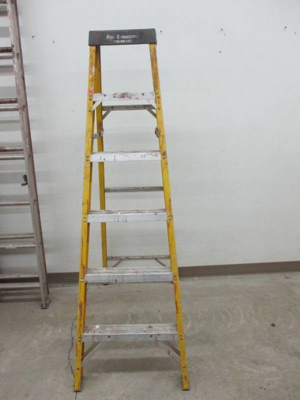 lot 26 image: 6 ft folding ladder