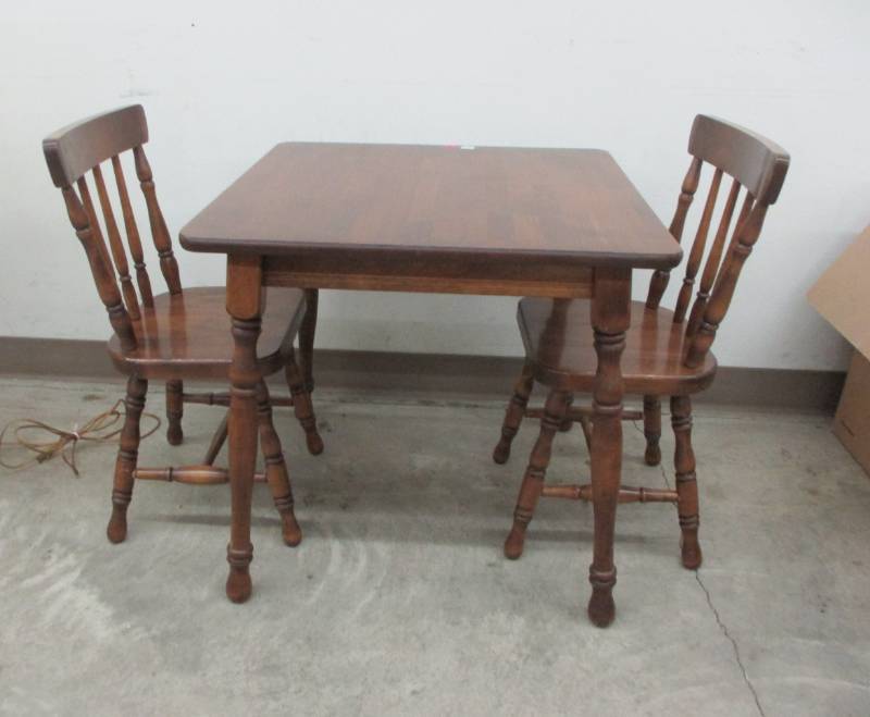 lot 33 image: Kids Table and Chairs