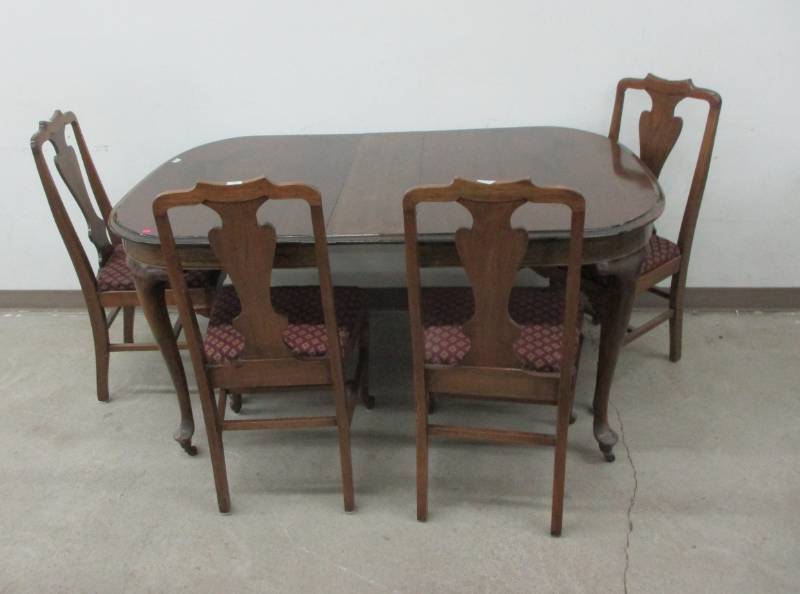 lot 41 image: Beautiful Table and Chairs