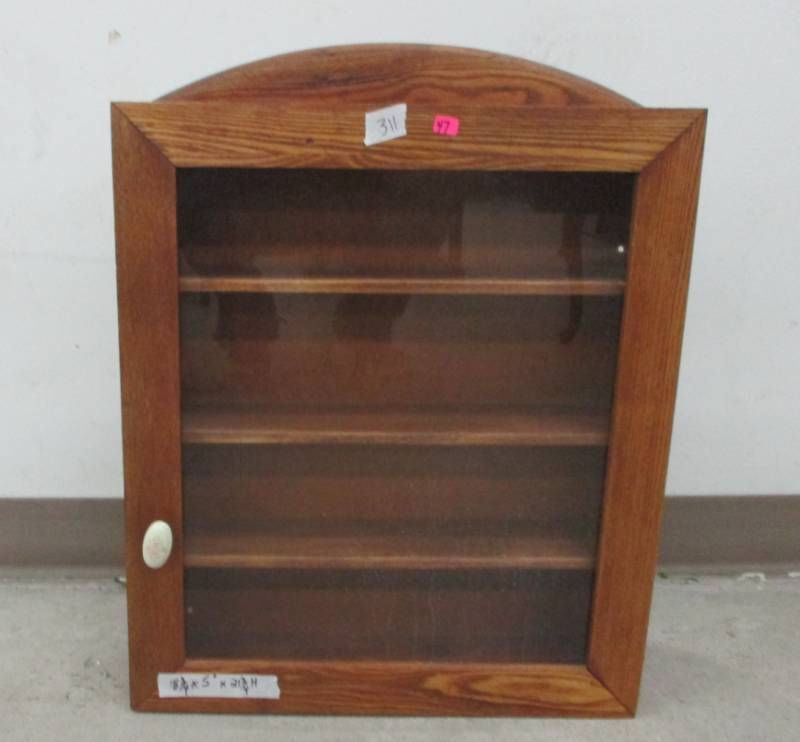 lot 47 image: 4 shelf glass display cabinet 18 34 x 5 x 21 34