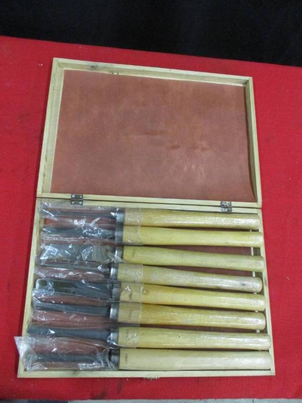 lot 59 image: 8 Pc Wood Chisel Set