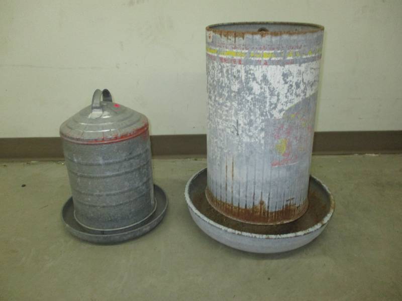 lot 61 image: A chicken Feeder and water 40 long
