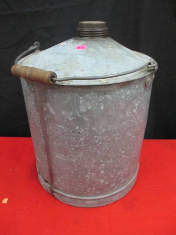 lot 62 image: Railroad Great Norther Can, liquid in it so its in good condition and does not leak