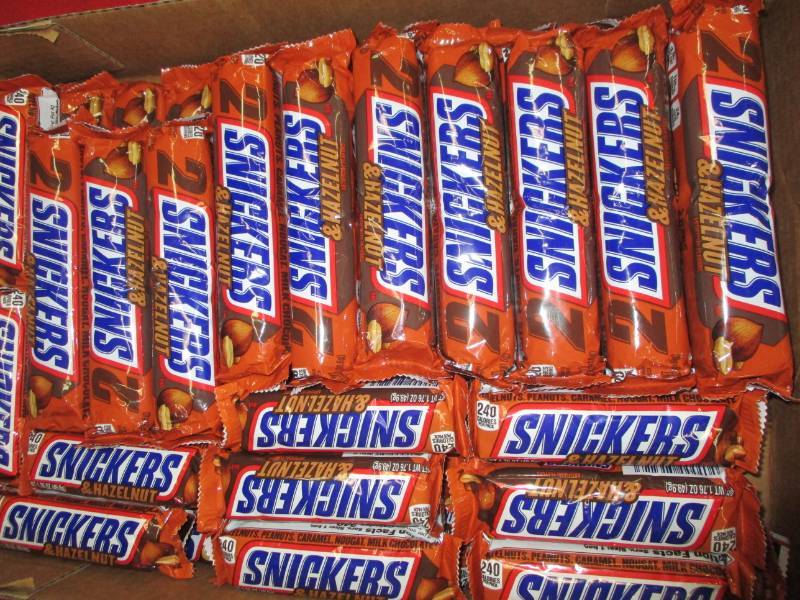 lot 123 image: 41 Snickers candy bars