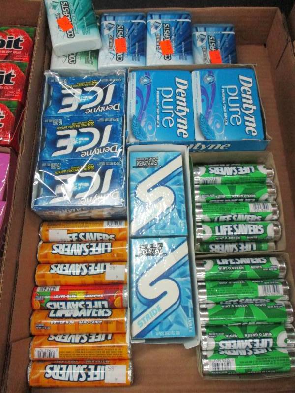 lot 128 image: 65 packs of gum and mints