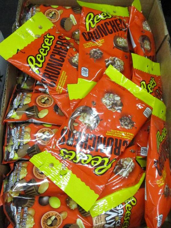 lot 136 image: 28 Packs of reeses Crunch packs and bars