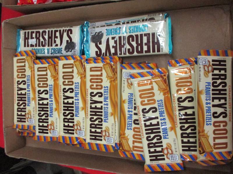 lot 138 image: 30 Herseys Gold Csandy Bars