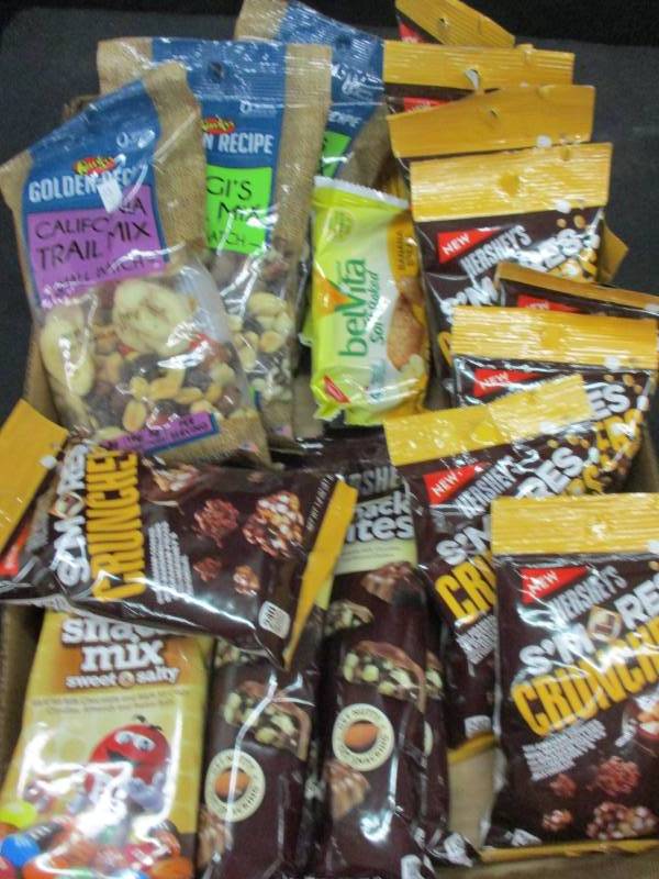 lot 148 image: 24 Trailmix, Smores Herseys Snack Packs