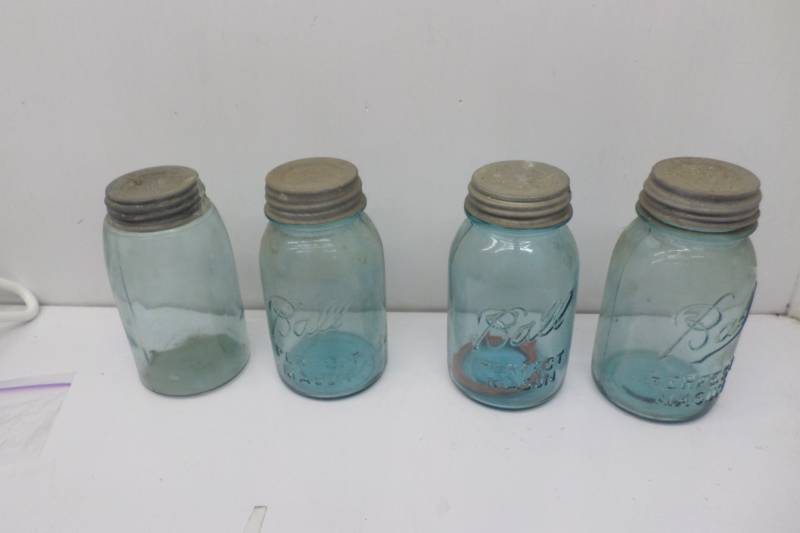 lot 65 image: 4 Vintage Ball Perfect Mason Jars
