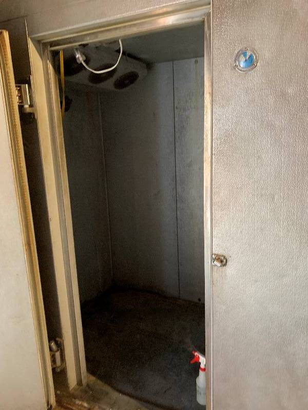 lot 11 image: 4 X 6 Walk in Freezer With Floor Remote RefrigerationRuns Freezes
