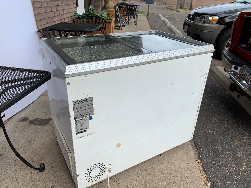 lot 20 image: Caravell 9.64 Cu. Ft. Ice Cream Chest Freezer Model 335-935-136X20X33Runs Freezes
