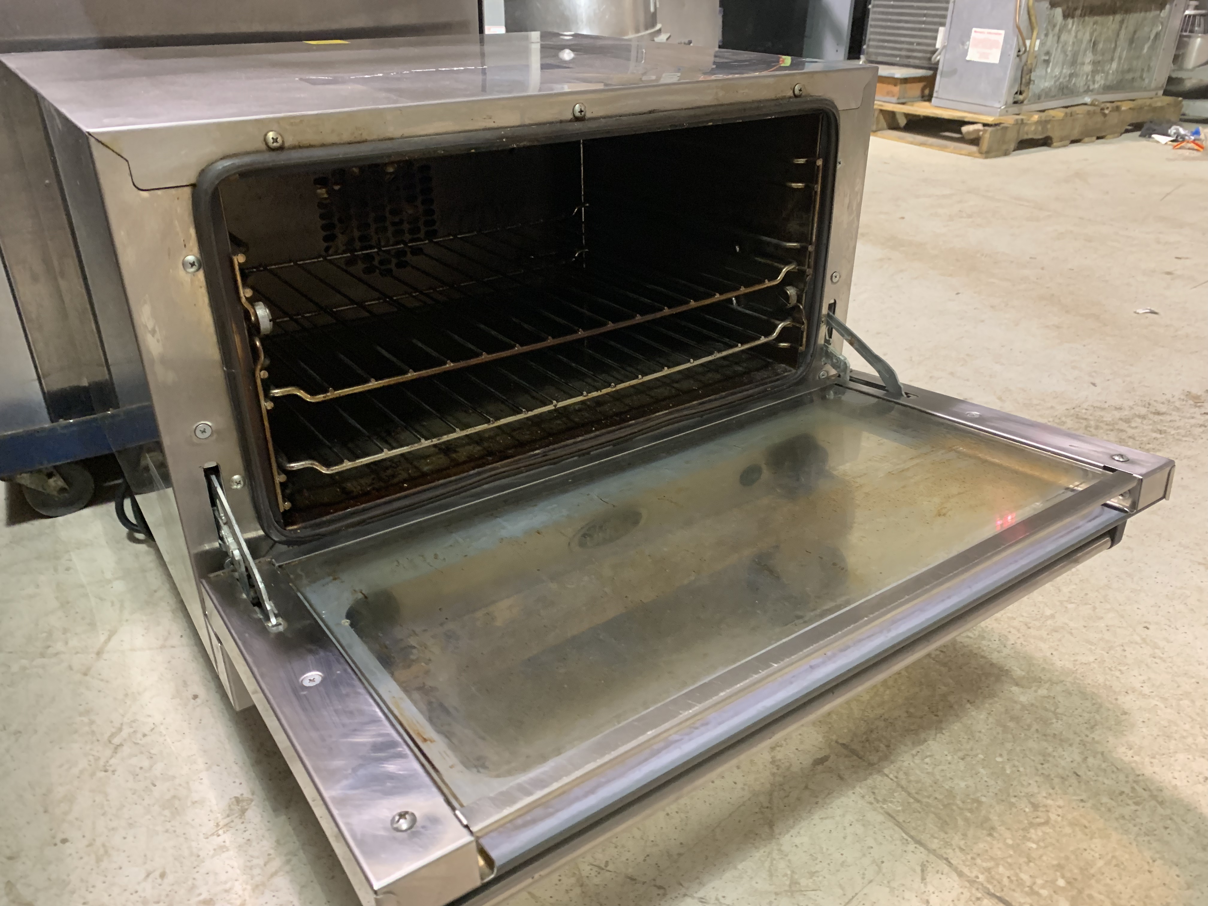 lot 32 image: Hollman Quarter Size Convection Oven