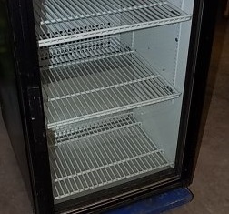 lot 23 image: True, Mod #GDM-06-LD, glass door counter top refrigerator, NSF, SN 7704785, 115 volts, 2.3 amps, 20.5x28x35.5HRuns Cool