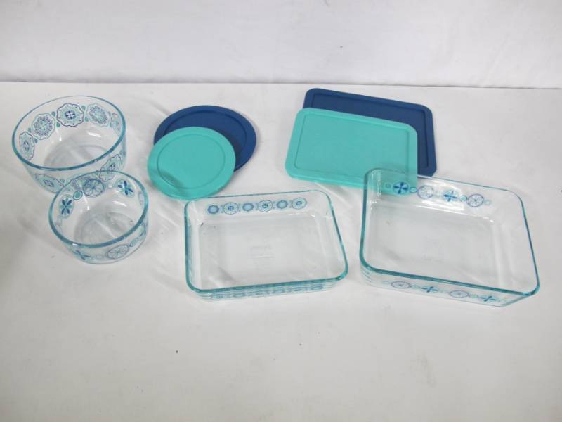 lot 26 image: Pyrex 8-piece Decorated Food Storage Set - 4 Containers and 4 Lids