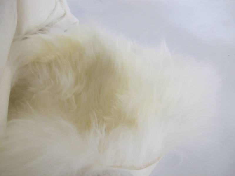 lot 19 image: Windward 100% Sheepskin Rug from Australia and New Zealand - Ivory White
