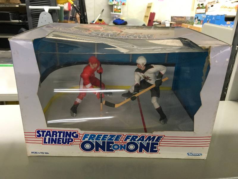 lot 27 image: Starting Lineup Freeze Frame One On One Roenick & Yzerman Figurines