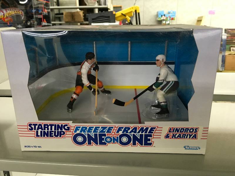 lot 28 image: Starting Lineup Freeze Frame One On One Lindros & Kariya Figurines