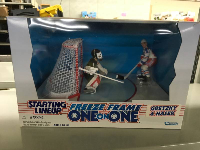 lot 29 image: Starting Lineup Freeze Frame One On One Gretzky & Hasek Figurines