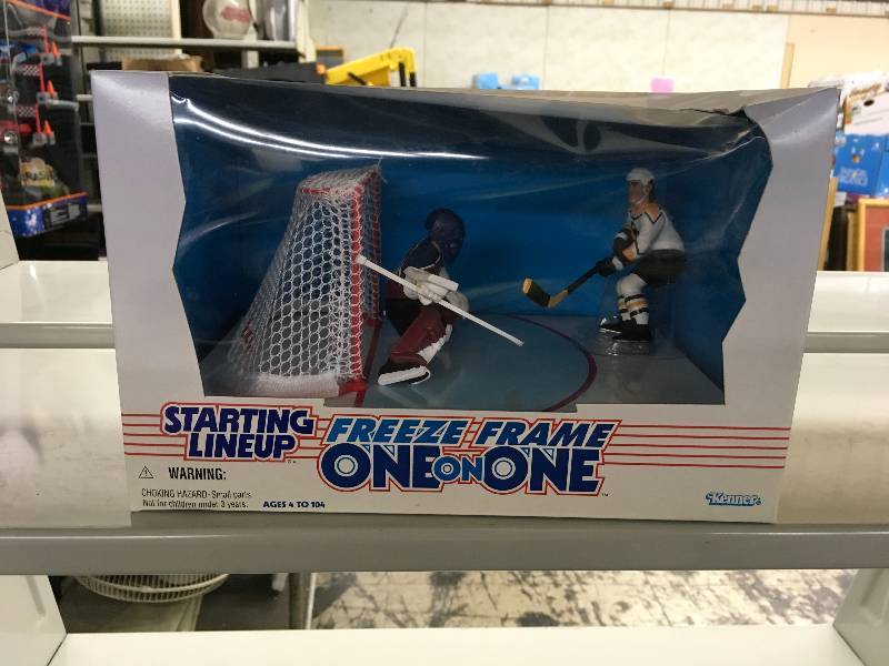lot 33 image: Starting Lineup Freeze Frame One On One Jagr & Roy Figurines