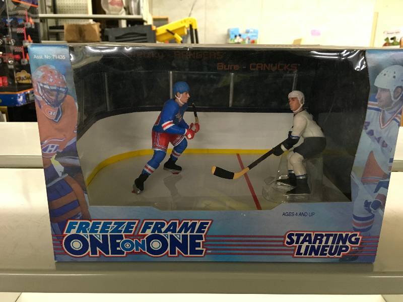 lot 34 image: Starting Lineup Freeze Frame One On One Gretzky & Bure Figurines