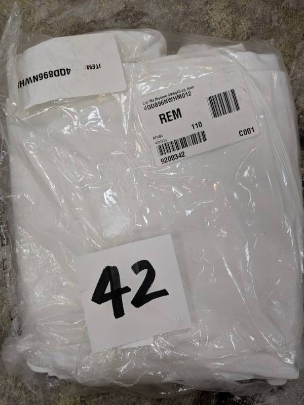 lot 42 image: Lee Monroe Classic Fit Jean white 12 medium NEW
