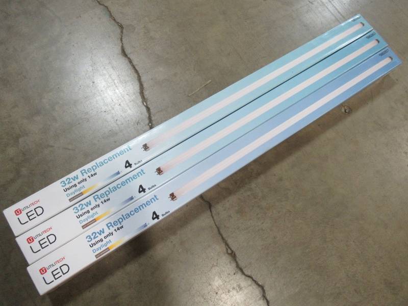 lot 165 image: 3 Packs of Utilitech 4-Pack 32 Watts Equivalent Daylight T8 LED Tube Light Bulbs, T81620F4-50