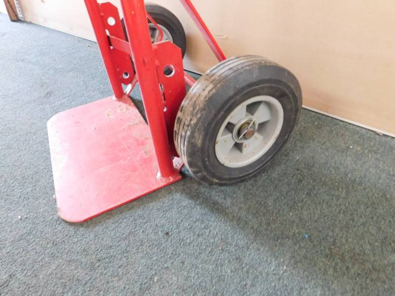 lot 22 image: Milwaukee 2 Wheel Dolly