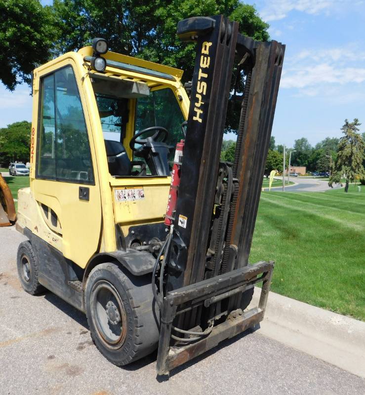 lot 2 image: 2006 Hyster H60FT 6000lb LPG Pneumatic Forklift