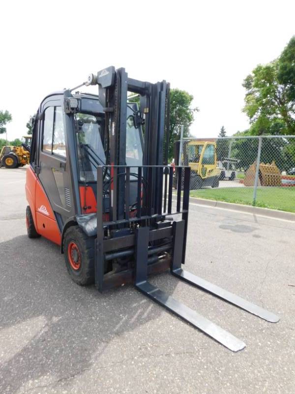 lot 3 image: 2006 Linde H30T 6000lb LPG Pneumatic Tire Forklift