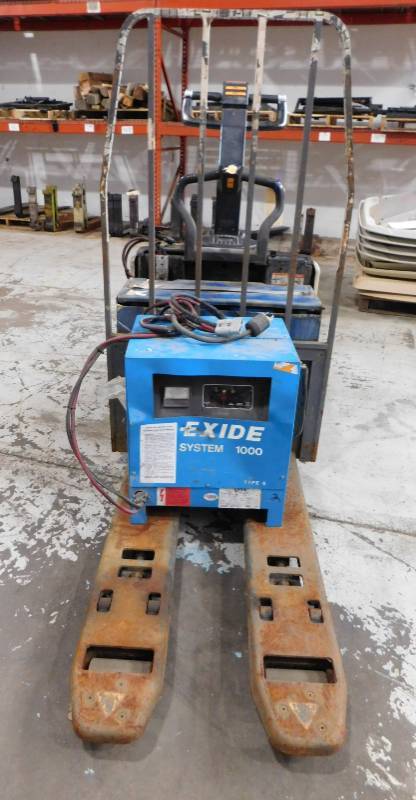 lot 8 image: Crown PE4000 Electric Ride On Pallet Jack