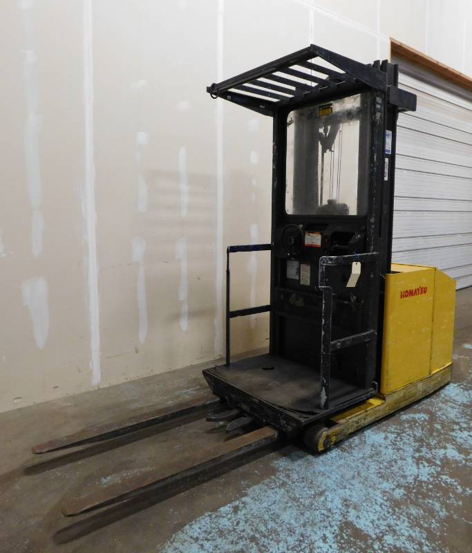 lot 6 image: Komatsu 3000lb Order Picker Forklift